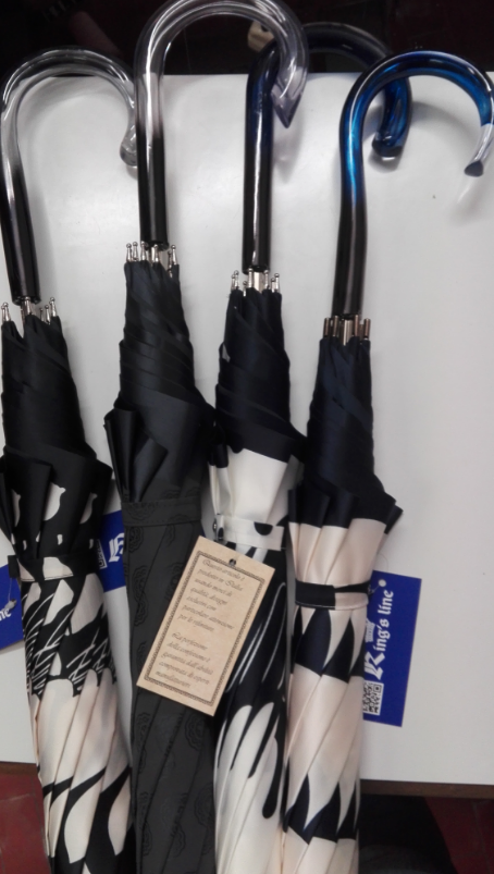 OMBRELLI DA PIOGGIA - Vastissima scelta di ombrelli Made in Italy e di importazione.
L'esperienza di 40 anni nel settore, ci porta ad essere l'aziendadi riferimento per questo settore in Italia.
Da noi puoi trovare ogni modello per soddisfare qualsiasi tua esigenza
